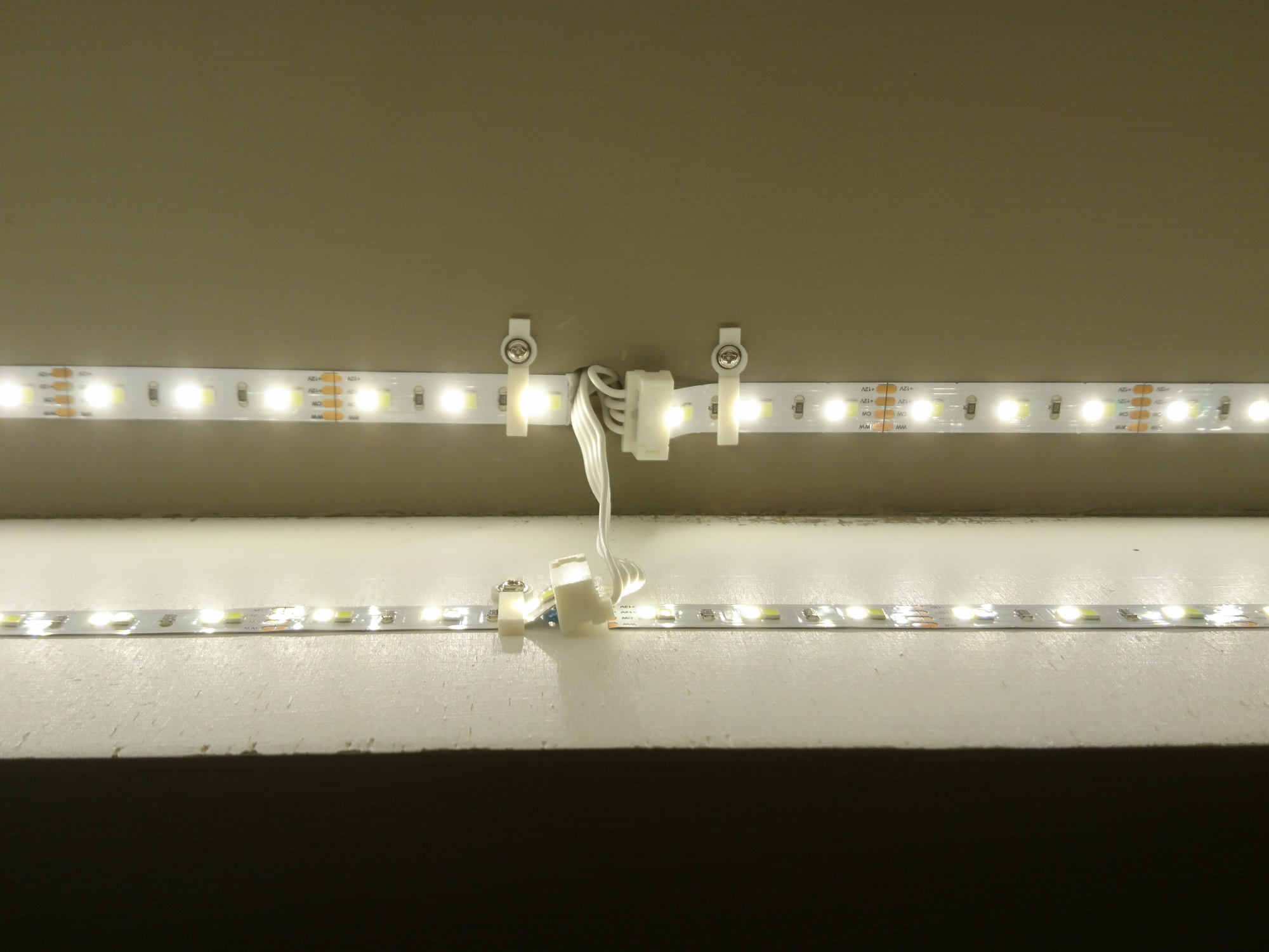 Deckenlampe - LED-Strip an, warmweiß Deckenlampe